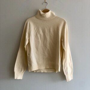 UNIQLO CREAM TURTLENECK SWEATER SZ M